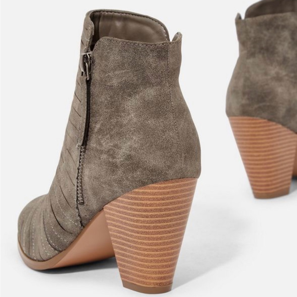NWOT! JustFab Cartur Gray Booties in Size 10 Wide Width - Picture 9 of 11